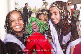 Image du Maroc Professionnelle de  Des petites filles ravie d'être aux premières loges pour accueillir le Roi Mohammed VI à son arrivée à Laayoune, Jeudi 1er novembre 2001. Le Roi du Maroc entame une nouvelle visite historique dans les provinces du sud du Maroc comprenant Dakhla et Laayoune. (Photo / Abdeljalil Bounhar) 